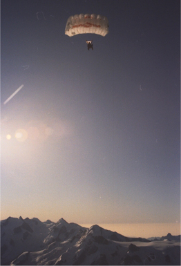 Immagine dell'atterraggio in vetta al Cervino 4478m. Il il sole inlumina le creste del Lis e del Monte Rosa.