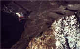Mauro Goio, atterra in vetta entrando appena sopra la parete est del M. Cervino4478m. Matterhornjpg (141868 byte)