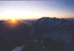 L'alba dal M. Cervino. Sul M. Rosa Il sole fa capolino.jpg (60405 byte)