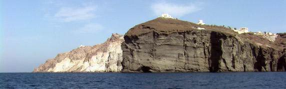 La costa Sud Oves  frastagliata e formata dal deposito di svariati minerali. 