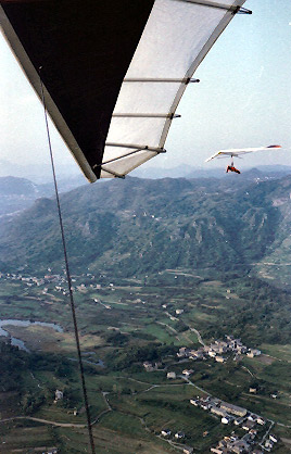 Col "Barba del Pont" in volo - sopra Casalino, Vigalzano, lago Pudro e la chiesetta del Bus