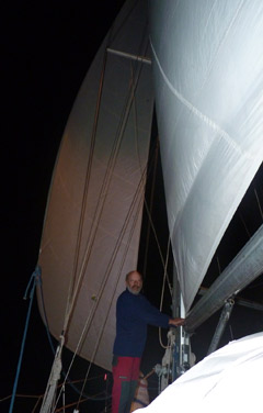 In navigazione tra Stompoli ad Ischia, vele spiegate al vento di NE.