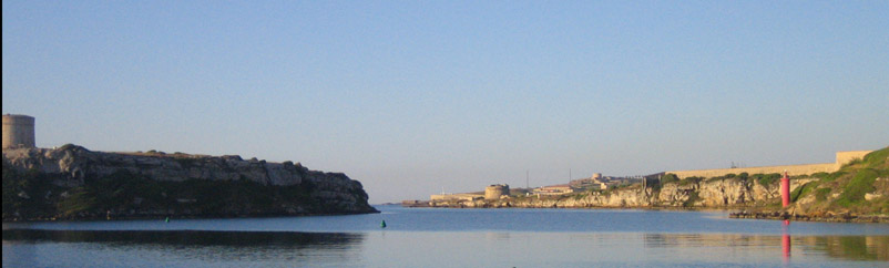 Cala Taulera con il canal de Lazareto tra la penisola La Molo e l'isola Lazareto 