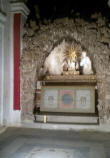 L'antico altare, dal presepe scolpito in marmo