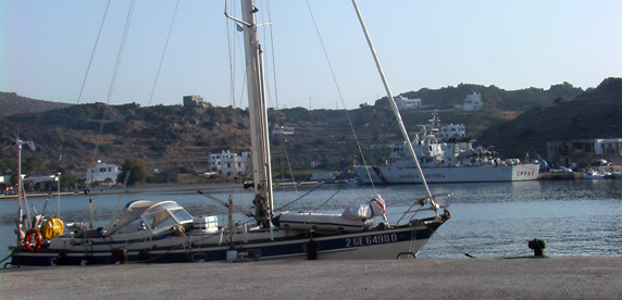 Nel porto di Patmos salutiamo i nostri connazionali della Guardia Costiera Italiana.
