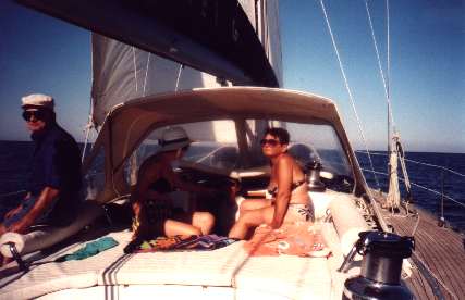 Mara, Isa e Fausto in un momento di relax, mentre la barca silenziosamente v